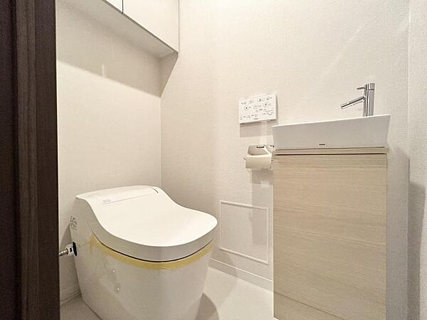 【トイレ】清潔感のあるシンプルで使いやすいトイレです。
