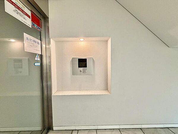 【エントランス】管理の行き届いた共用スペース。