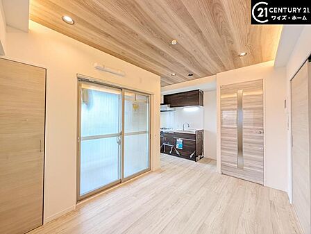 【LDK:8.0帖】大きな窓から降り注ぐ自然光が、リビング全体を明るく温かい空間に演出します。