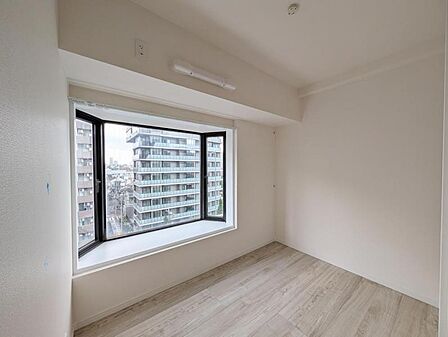 【洋室:4.2帖】独立性があり、在宅ワークにもおすすめのお部屋です。