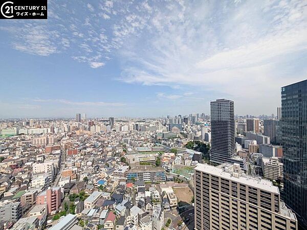 【バルコニー】　目の前に遮るものがなく、見晴らしの良い景色が広がります。