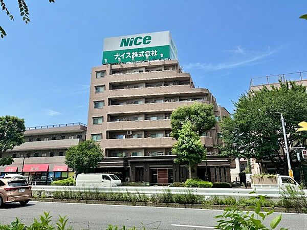 【外観】空へと伸びるシャープなライン。