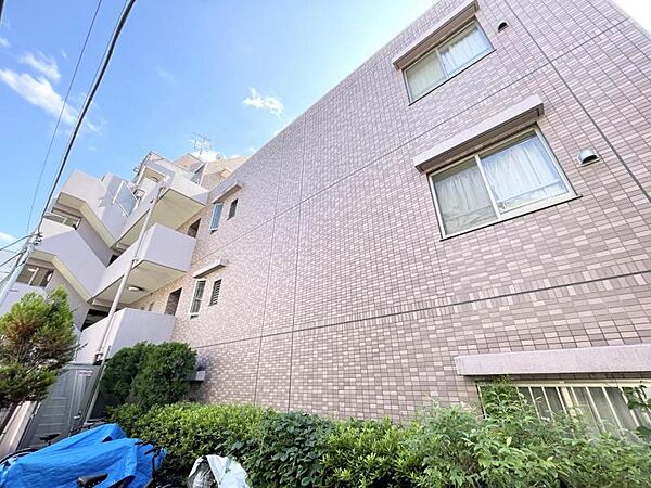 【外観】落ち着いた色調でまとめられた、落ち着きと品のある佇まい。