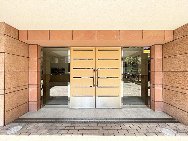 【エントランス】管理の良さが一目でわかる、清掃の行き届いた開放的なエントランス。