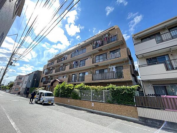 【外観】　段層が織りなすリズム感。光と影が美しく交差するモダンな造形。