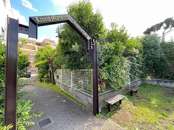 【エントランス】　奥行きがあり、道路からの視線も気になりません。
