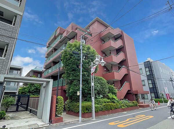 【外観】　周囲の街並みと調和する落ち着いた色調。上質な日常を予感させる。