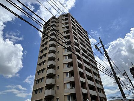 【外観】周囲の街並みに調和した外観です。
