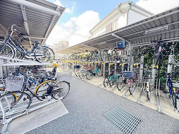 優雅さも感じられる重厚で高級感のあるエントランスです。