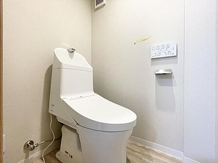 【トイレ】 清潔感のある内装。掃除のしやすさを重視した床材を使用しています。忙しい日々でも無理なく清潔さを保てます。
