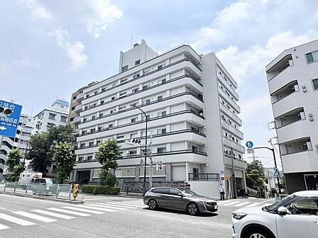 【外観】都会的な景色の中に溶け込みながら、確かな存在感を放つデザイン。