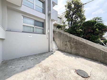 【駐車場】スペースにゆとりがあり、駐車がしやすいフラットな設計です。空き状況についてはお問い合わせください。