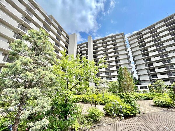 【外観】　静かな住宅街に映える、端正なマンション。暮らしの舞台にふさわしい、落ち着きと品格を備えています。
