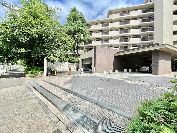 【外観】　都市の利便性と落ち着きを両立する外観デザイン。暮らしの舞台にふさわしい品格があります。