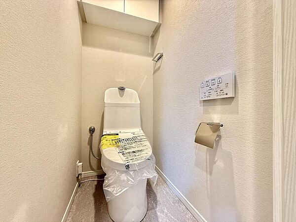 広々としたトイレ空間で、圧迫感を感じることなく快適に使用できます。