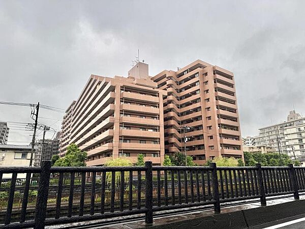 落ち着いた色合いで、周囲の街並みに馴染む外観です。