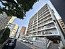 外観：【外観】周囲の街並みと調和する落ち着いた色調。上質な日常を予感させる。