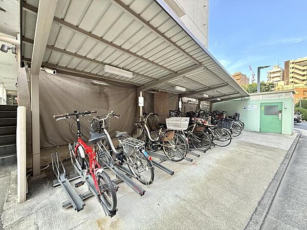 【駐輪場】建物内に整理された駐輪場があり、愛車の保管に便利。