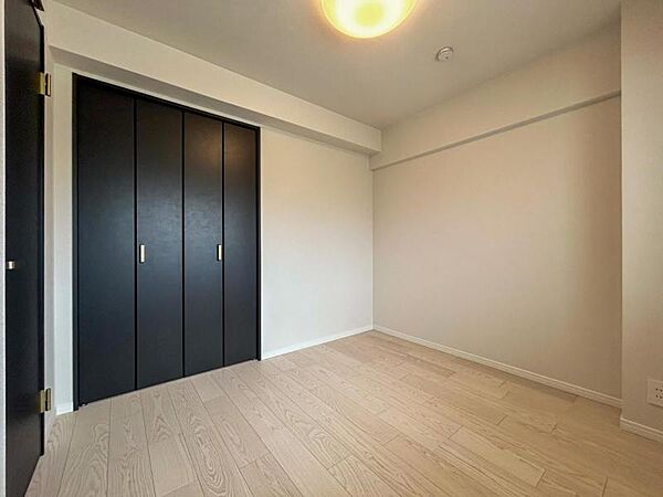 【洋室:5.7帖】窓の外に望む色鮮やかな木々が癒しを与えてくれます。綺麗な形の居室はどんなテイストのインテリアにもぴったりマッチします。