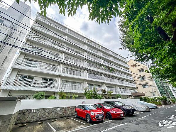 【外観】　周囲の街並みと調和する落ち着いた色調。上質な日常を予感させる。