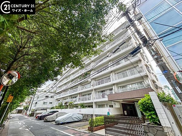 【外観】どっしりとした安定感のあるフォルム。時を経ても色褪せない、大切に管理されたマンション。