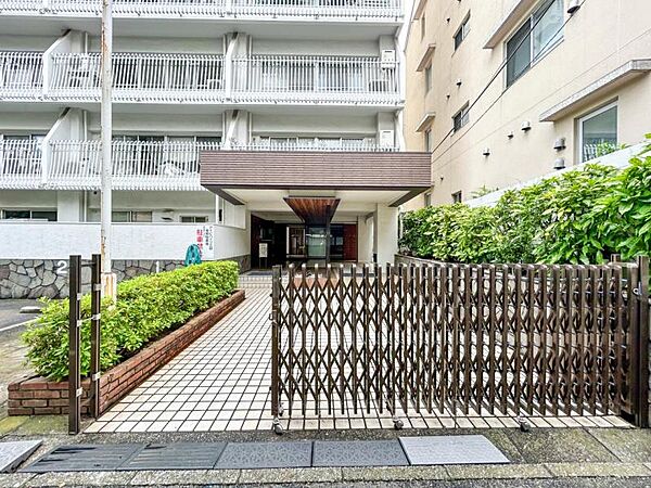 【エントランス】　管理の良さが一目でわかる、清掃の行き届いた開放的なエントランス。