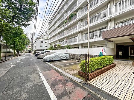 【エントランス】穏やかな日常の入り口。広々とした空間が住まう人の誇りを育む。