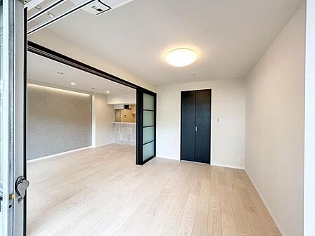 【洋室:5.7帖】 リビングから見守りのしやすい洋室はお子さまの遊び部屋にも適しています。元気に遊ぶお子さまと一緒に寛げる間取りです