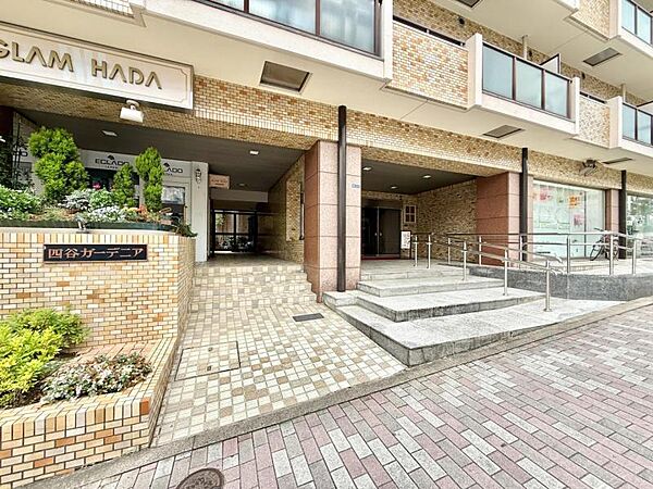 【エントランス】　住まいの顔ともいえるエントランスは、上品で洗練された印象に仕上がっています。