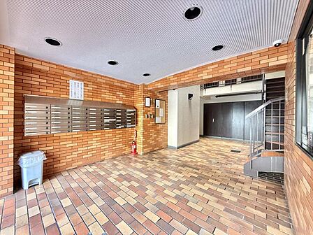 【エントランス】管理の良さが一目でわかる、清掃の行き届いた開放的なエントランス。
