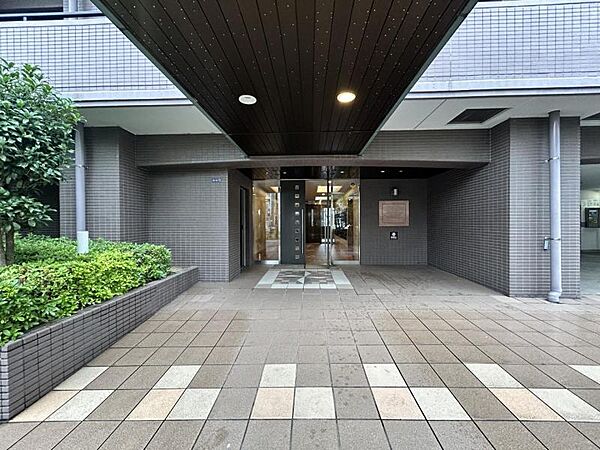 【エントランス】落ち着いた雰囲気が広がる空間です。