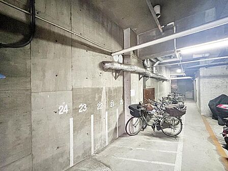 【エントランス】敷地内には駐輪スペースも完備されています(空き状況要確認)