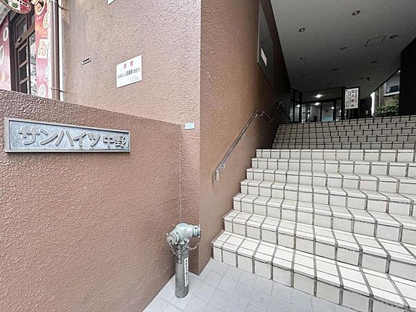 【エントランス】住まいの顔ともいえるエントランスは、上品で洗練された印象に仕上がっています。