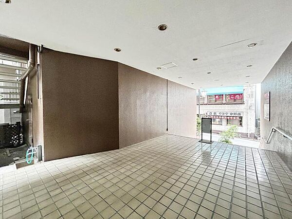 【エントランス】清潔感のある明るいエントランスが、毎日の帰宅を心地よく迎えてくれます。
