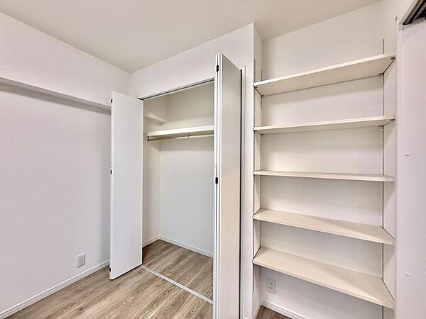 【収納】廊下に便利な棚収納が備わり、住空間をより効率よく使えます。