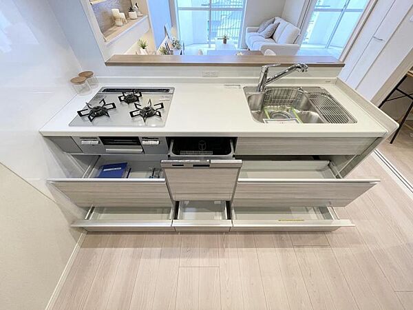 【キッチン】　料理を楽しむキッチンスペース。使いやすさと心地よい暮らしを追及し、愛着を持って使い続けられる空間へ。