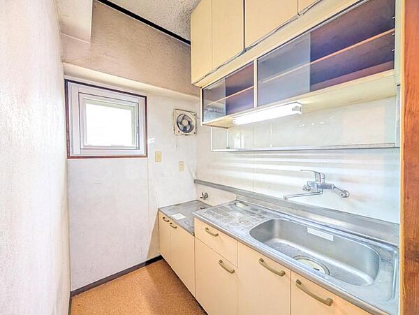 【キッチン】　家族の顔が見える開放的なキッチンを創造中。洗練されたデザインが、LDKの主役として輝きます。