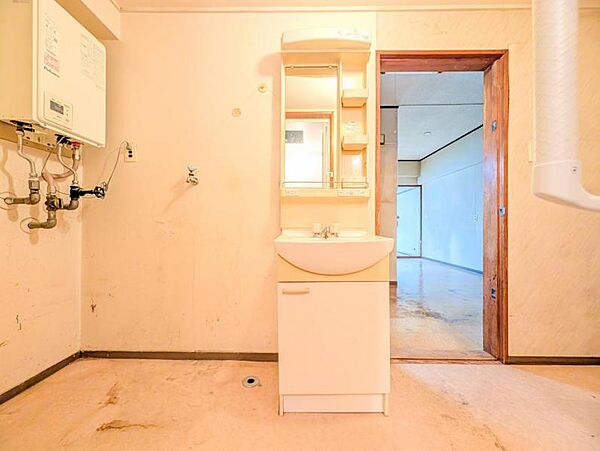 【洗面所】　広々とした洗面所、ここに新しい洗面台が入ります