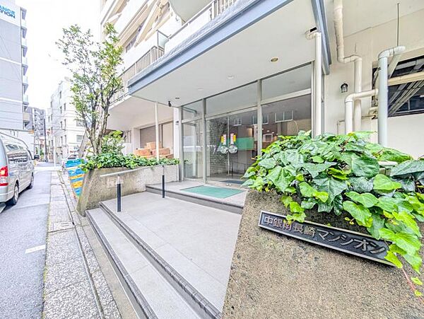 【エントランス】　しっかりと管理が行き届き開放感があり明るいマンションの顔