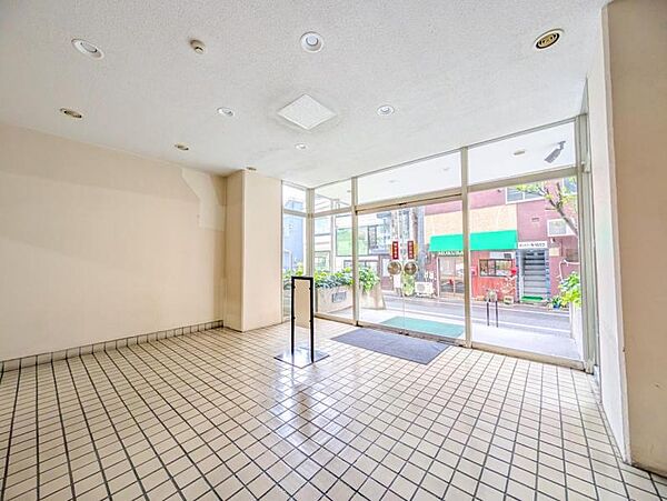 【エントランス】　皆が使う場所だからこそいつも綺麗にしてほしいもので実際に綺麗だと気分も違います