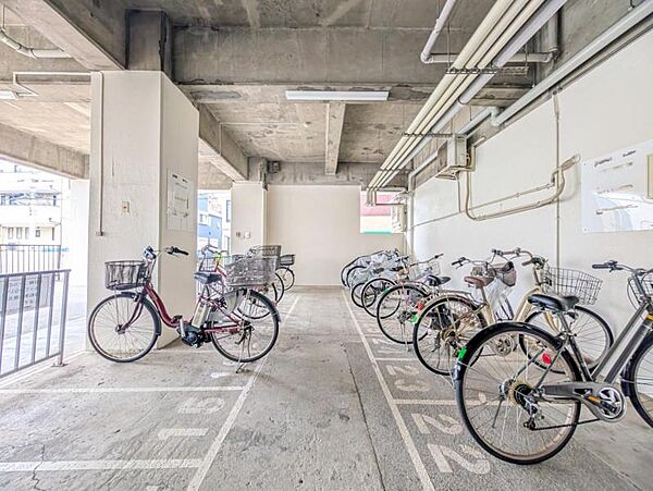 【駐輪場】　屋根付きの駐輪場は雨の日などにとても重宝します