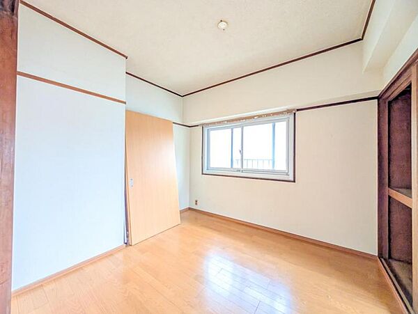 【洋室】　静かな眠りへ。一日の終わりを優しく包む、上質な寝室を創造中。