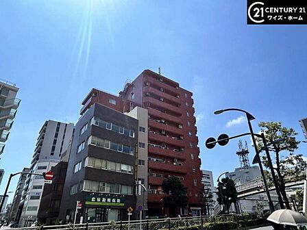 【外観】青空に映える重厚な佇まい。