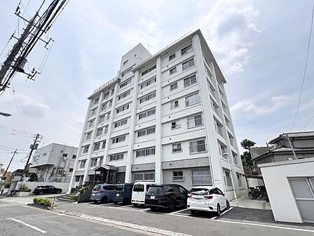 【外観】端正なフォルムが印象に残る建物デザイン。