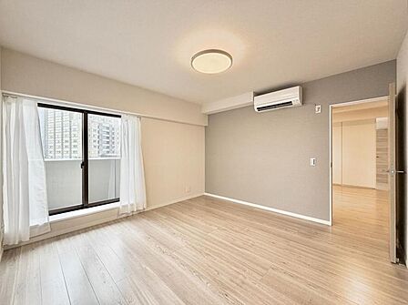 【洋室:9帖】一日の疲れをいやしてくれる主寝室。時を忘れて過ごす場所として過ごせるお部屋です。