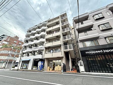 【外観】端正なフォルムが印象に残る建物デザイン。