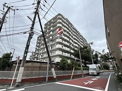 外観:【外観】街並みに溶け込みながらも存在感を放つ外観。 外観:【外観】街並みに溶け込みながらも存在感を放つ外観。