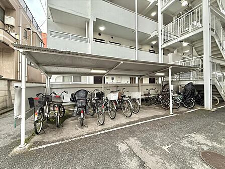 【駐輪場】屋根付きの駐輪場は雨の日などにとても重宝します。