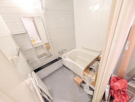 【浴室】 足を伸ばしてゆったり入れるユニットバスで1日の疲れをゆっくり癒していただけます。