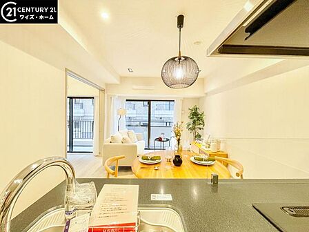 【LDK：12.0帖】　忙しい朝も、にぎやかな夕食も。カウンター越しに「おはよう」と「いただきます」が交差する家族の会話が自然と生まれるリビングです。